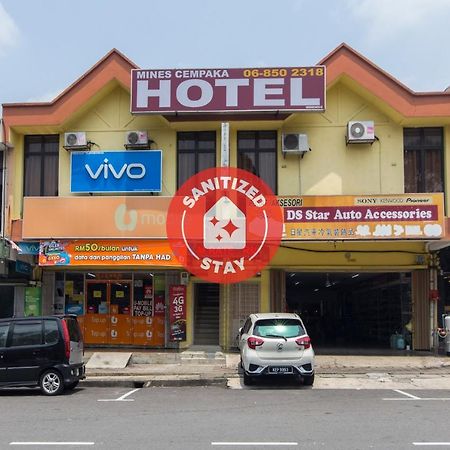 Oyo 44072 Mines Cempaka Hotel Nilai Exteriör bild