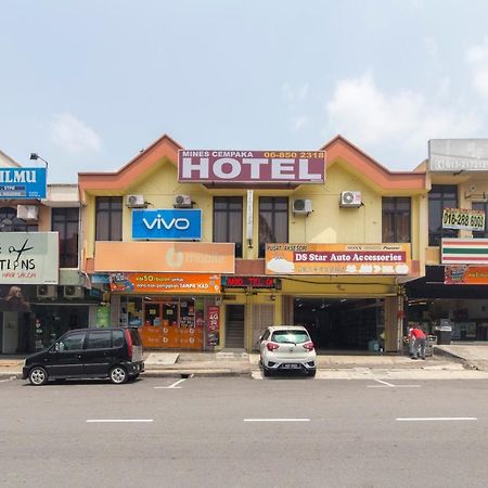 Oyo 44072 Mines Cempaka Hotel Nilai Exteriör bild
