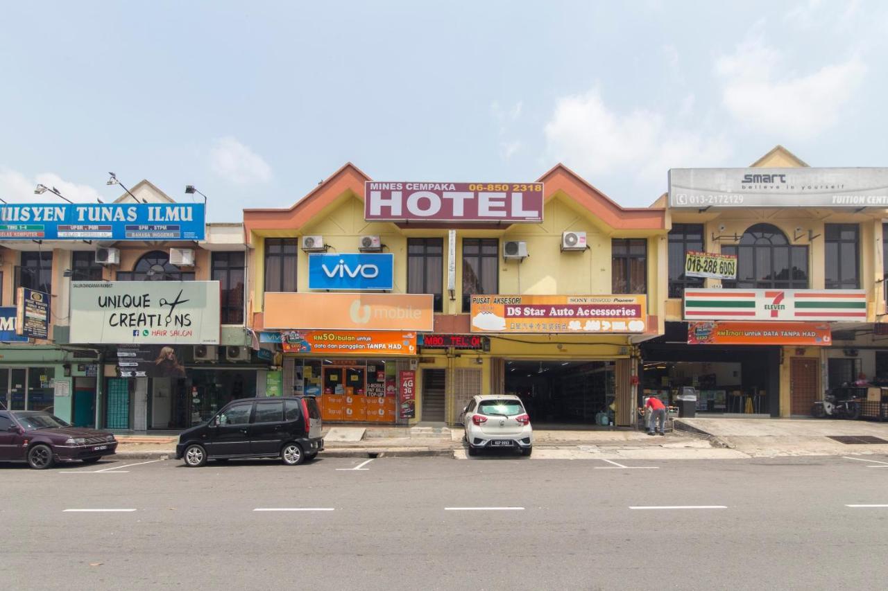 Oyo 44072 Mines Cempaka Hotel Nilai Exteriör bild