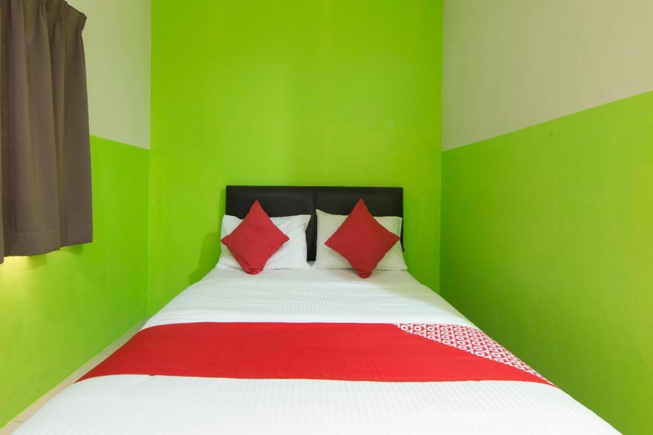 Oyo 44072 Mines Cempaka Hotel Nilai Exteriör bild
