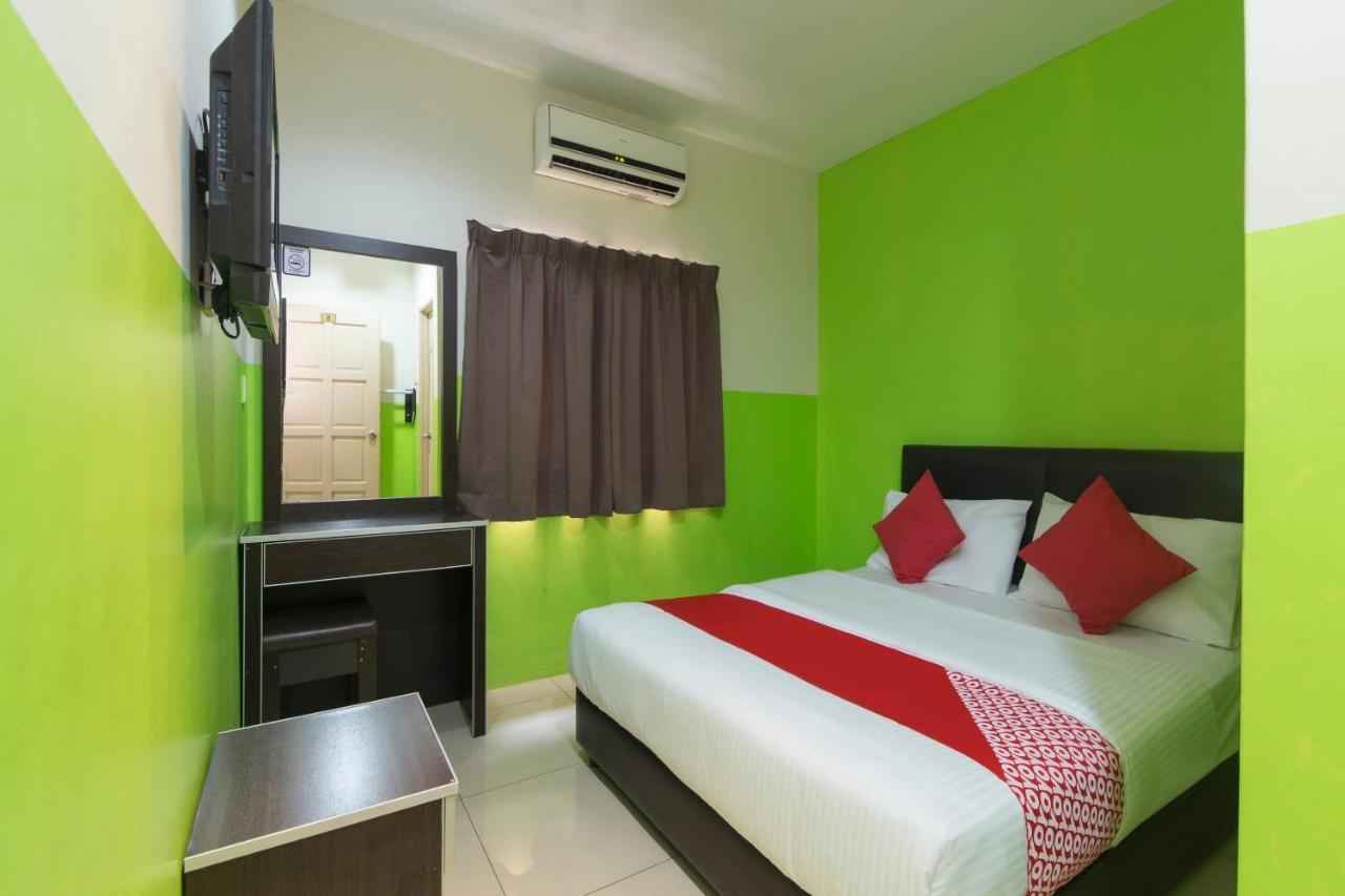 Oyo 44072 Mines Cempaka Hotel Nilai Exteriör bild