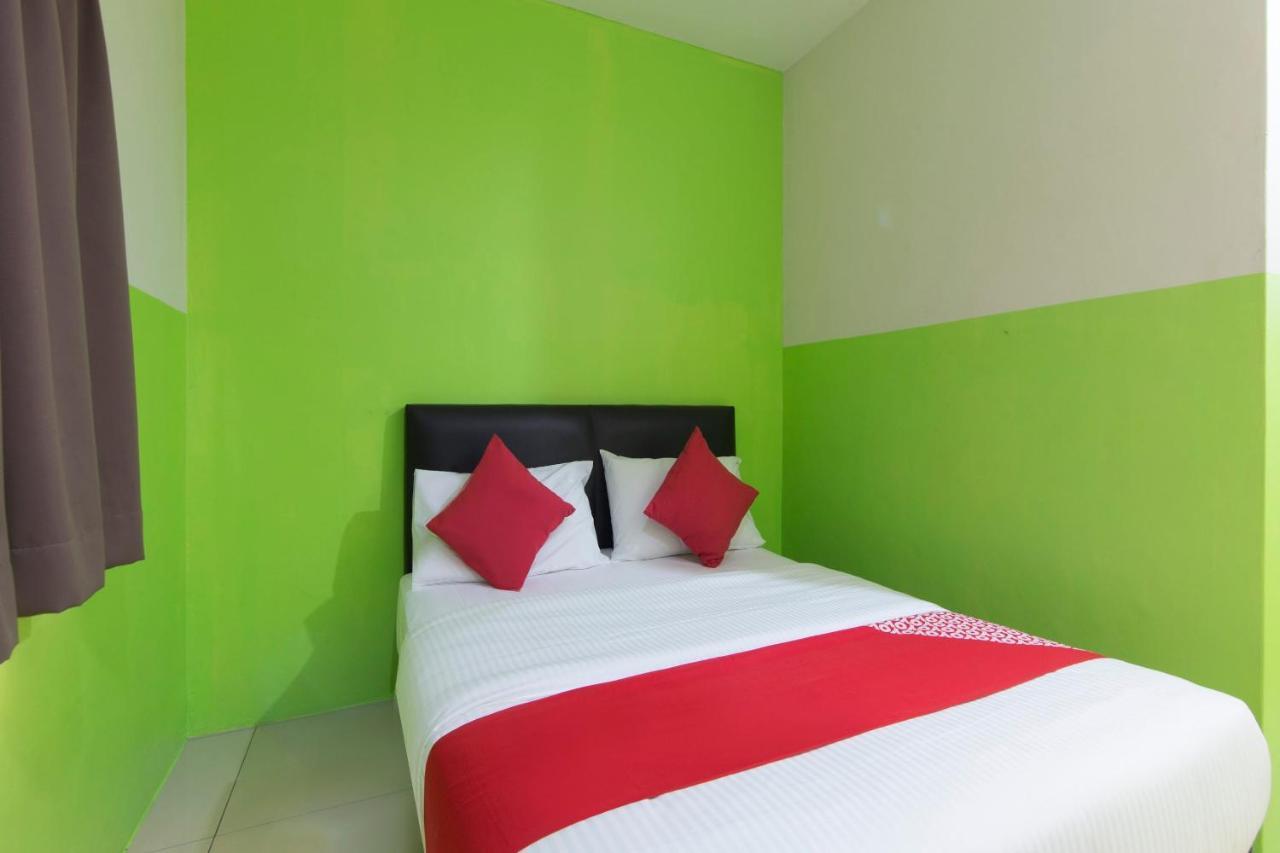 Oyo 44072 Mines Cempaka Hotel Nilai Exteriör bild