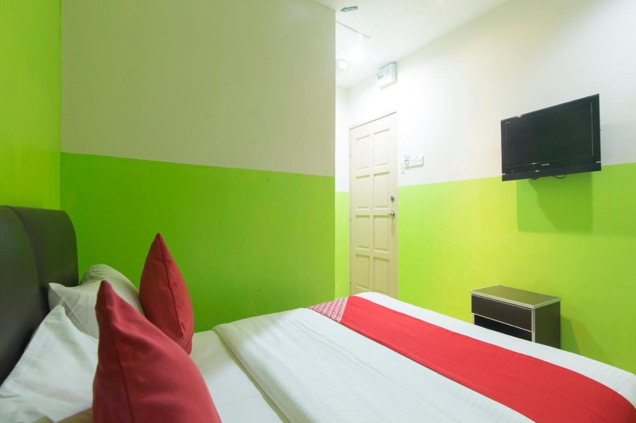 Oyo 44072 Mines Cempaka Hotel Nilai Exteriör bild