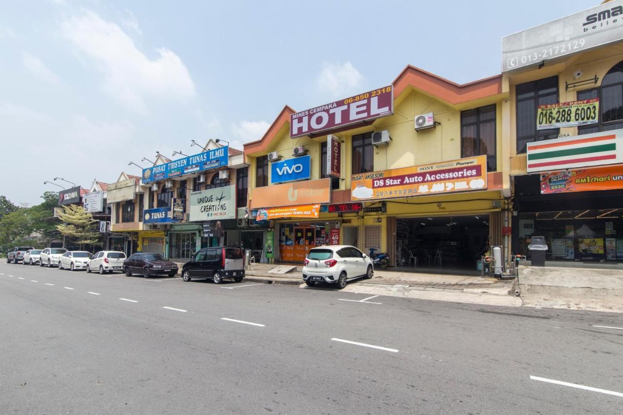 Oyo 44072 Mines Cempaka Hotel Nilai Exteriör bild