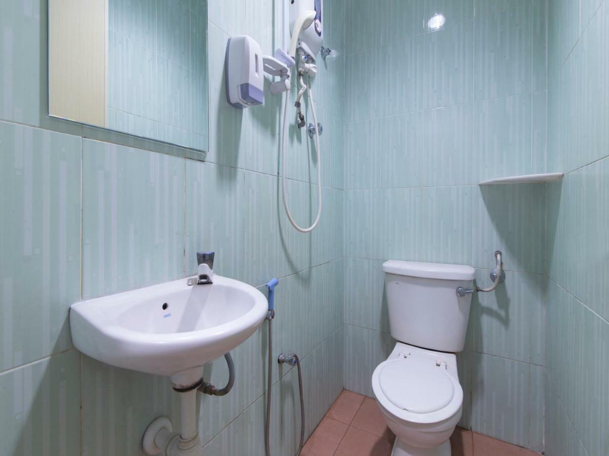 Oyo 44072 Mines Cempaka Hotel Nilai Exteriör bild