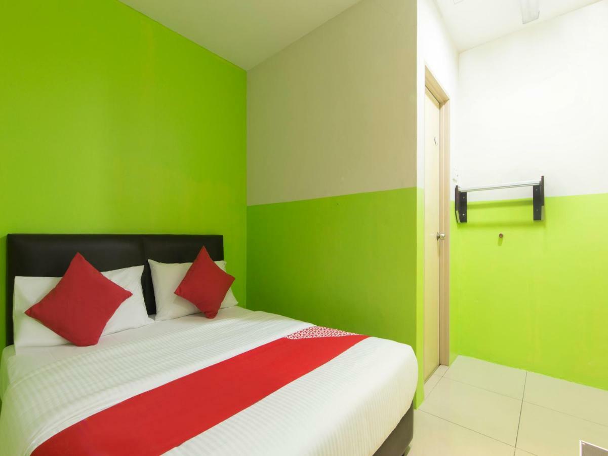 Oyo 44072 Mines Cempaka Hotel Nilai Exteriör bild